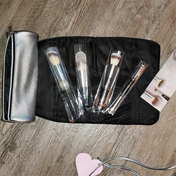 it cosmetics Other - IT Cosmetics Brush Case Bag 6 pc Set VALUE $189